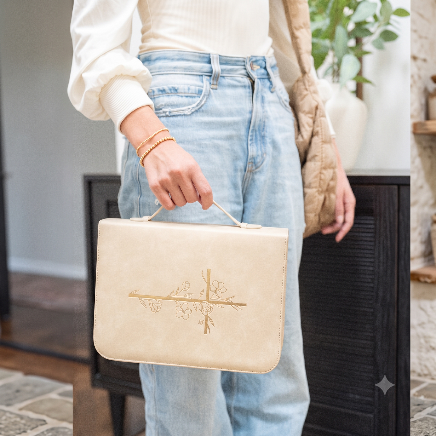 Embossed Women’s Bible Cover Case (Beige/Gold) 𝐒𝐓𝐀𝐍𝐃𝐀𝐑𝐃 𝐒𝐈𝐙𝐄 Floral Cross